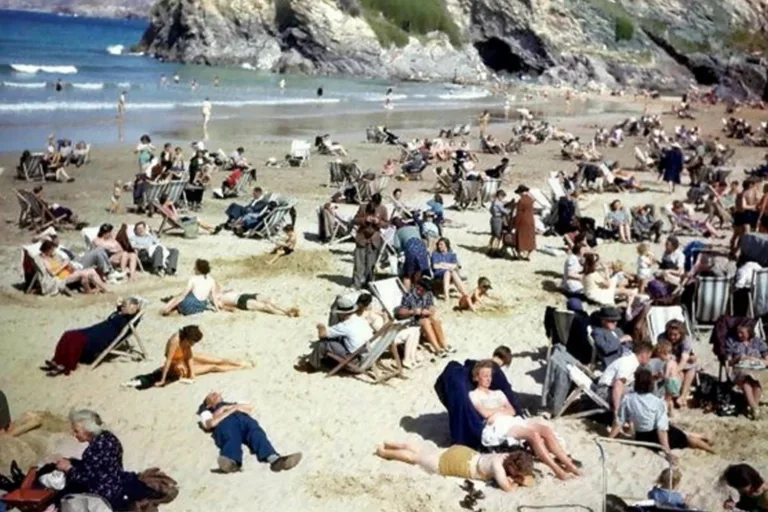 Beach photo from the 1940s ‘proves’ that time travel really exists… can you discover the quantum leap between the sun worshipers?