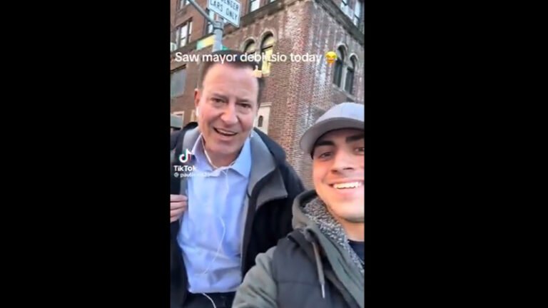 “Thanks for ruining the city!”  – Man trolls former New York Mayor Bill de Blasio after he posed for a selfie