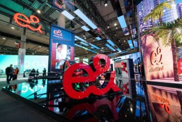 e& red logo