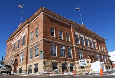 Colorado gold mine equipment malfunction traps more than 10 people