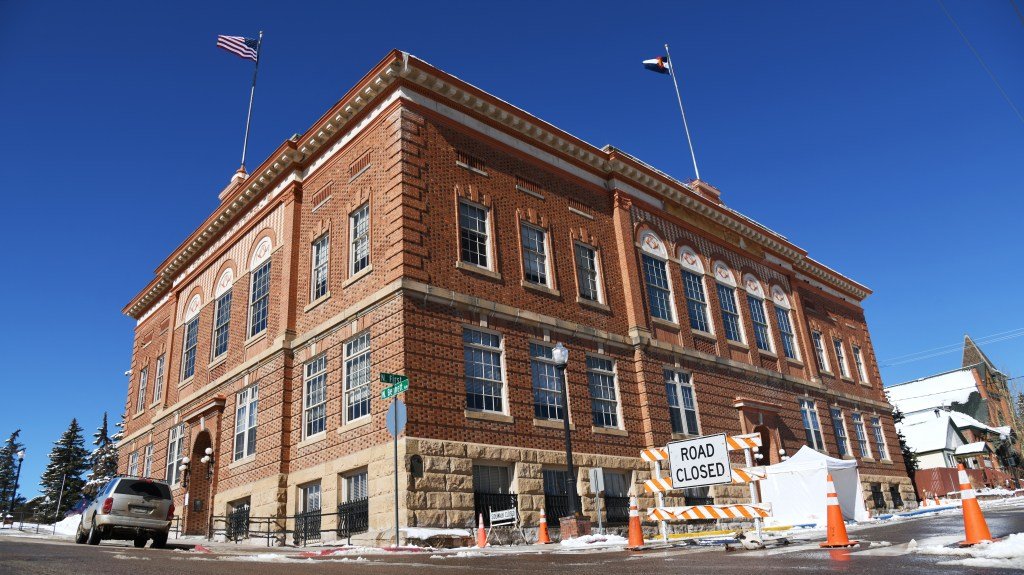 Colorado gold mine equipment malfunction traps more than 10 people