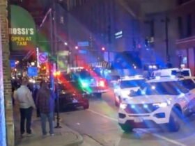 Attacker stabs 2 men in River North