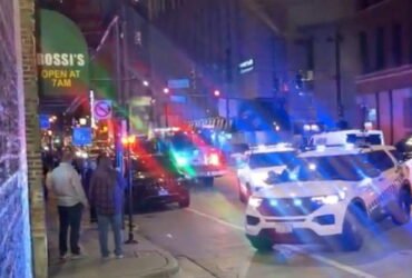 Attacker stabs 2 men in River North