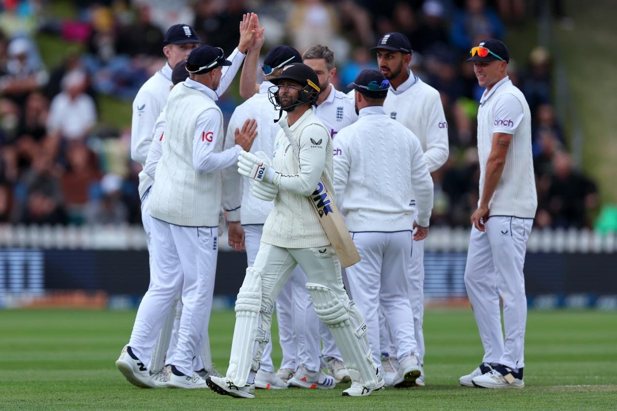 England cruises to big victory to secure series