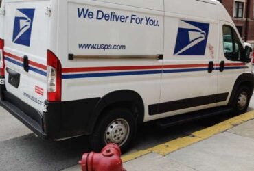 Armed men robbed mail worker, says Chicago police