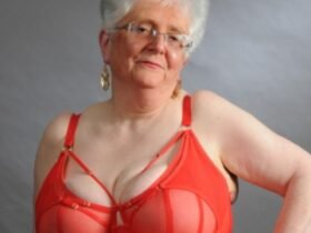 I am the 'Oap Bonnie Blue' who slept with 2,000 men - I get £ 3k a month and I don't stop, even if my knees go