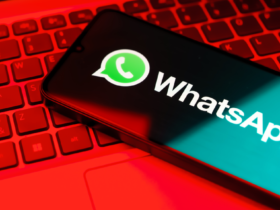 Whatsapp Smartphone auf Tastatur