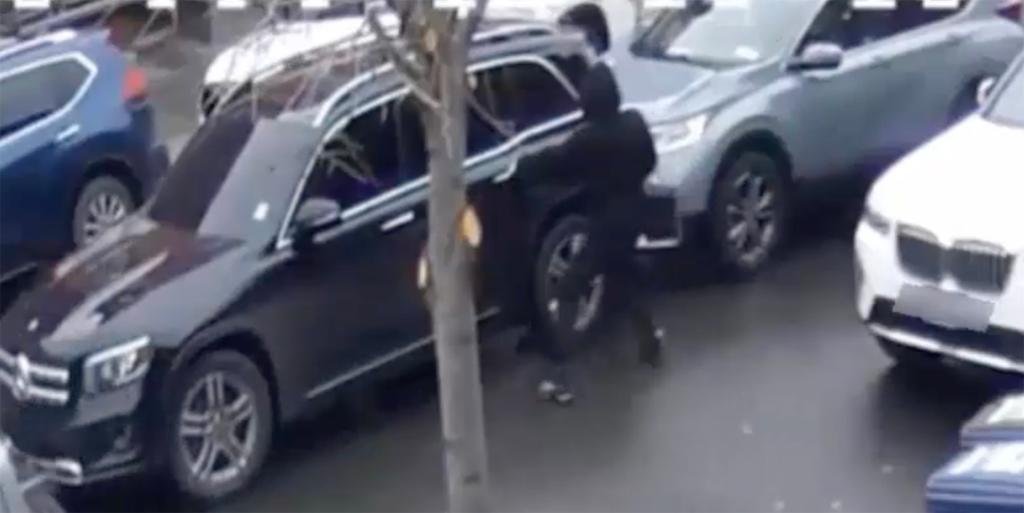 Money -hungry bandits throw rock through the older man's window, steals a bag with $ 20k in daylight NYC Robbery: agents