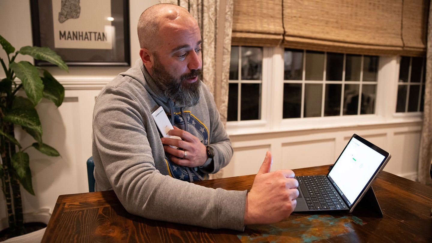 man uses remote to record brain signals