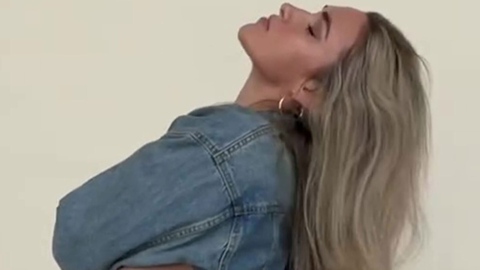 The world's sexiest volleyball star Kayla Simmons shows off Sideboob while she goes braless in denimjack