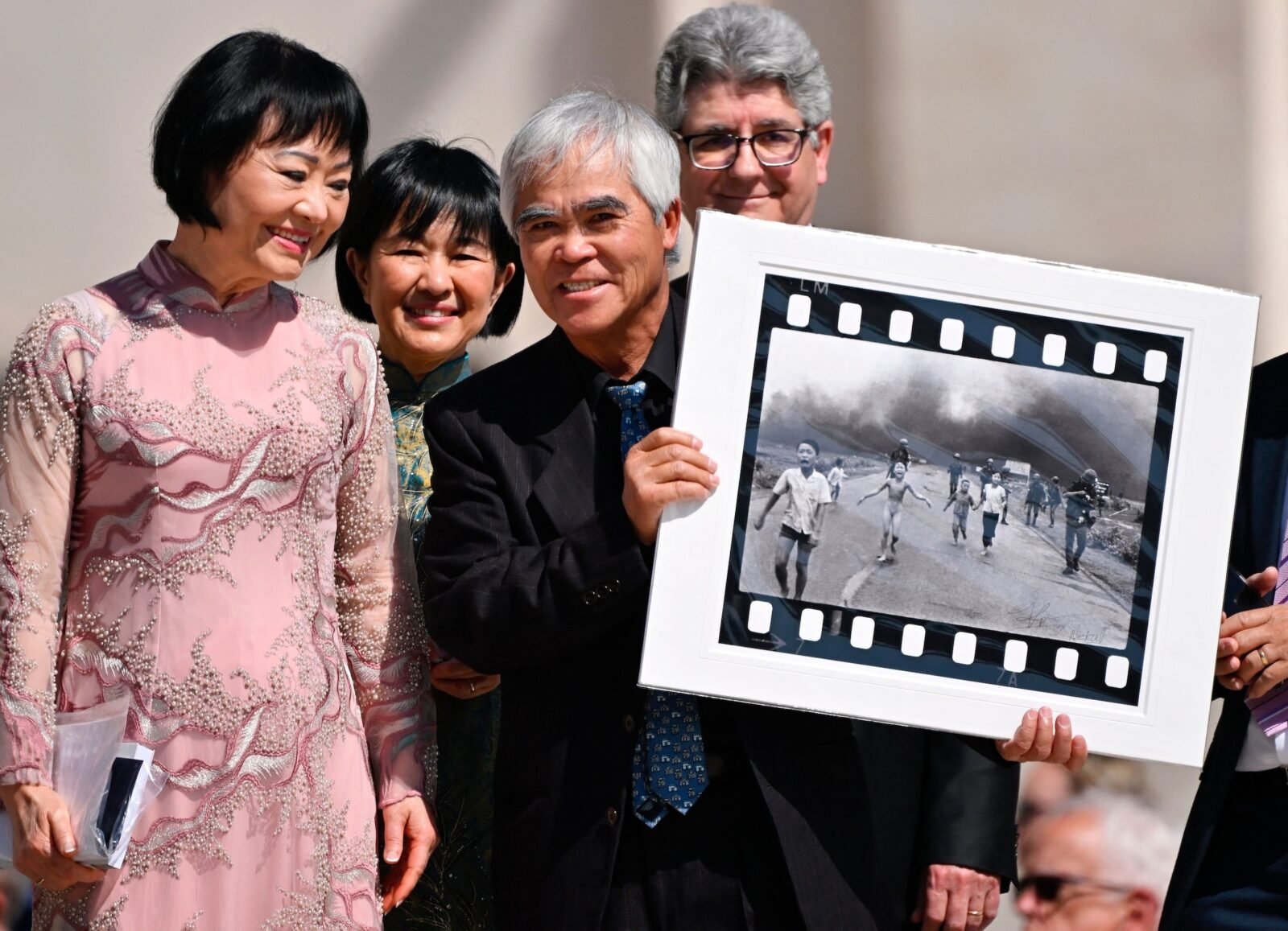 Film disputes Authorship of iconic photo "Napalm Girl" photo