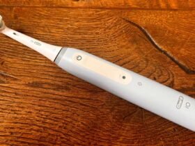 Oral-B iO4 on a wood surface