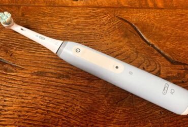 Oral-B iO4 on a wood surface