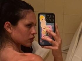 Nepo baby model with reality star mother and Hollywood Legend Dad Strips completely naked in ordinary bathroom photos