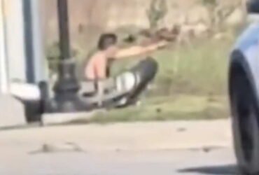 Video shows man who photographs on Chicago Cops before they are killed by their return fire