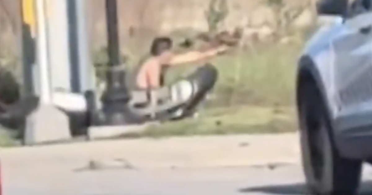 Video shows man who photographs on Chicago Cops before they are killed by their return fire