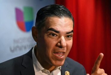 Democrat Slams Administration For 'Enriching Themselves,' Outlines Path To Beat Trump (CORRECTION)