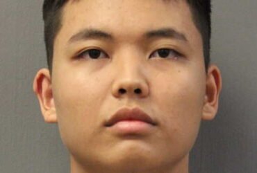 Subway Restaurant Rover Bust with water gun and a note with the text: "I have a gun. This is a robbery."